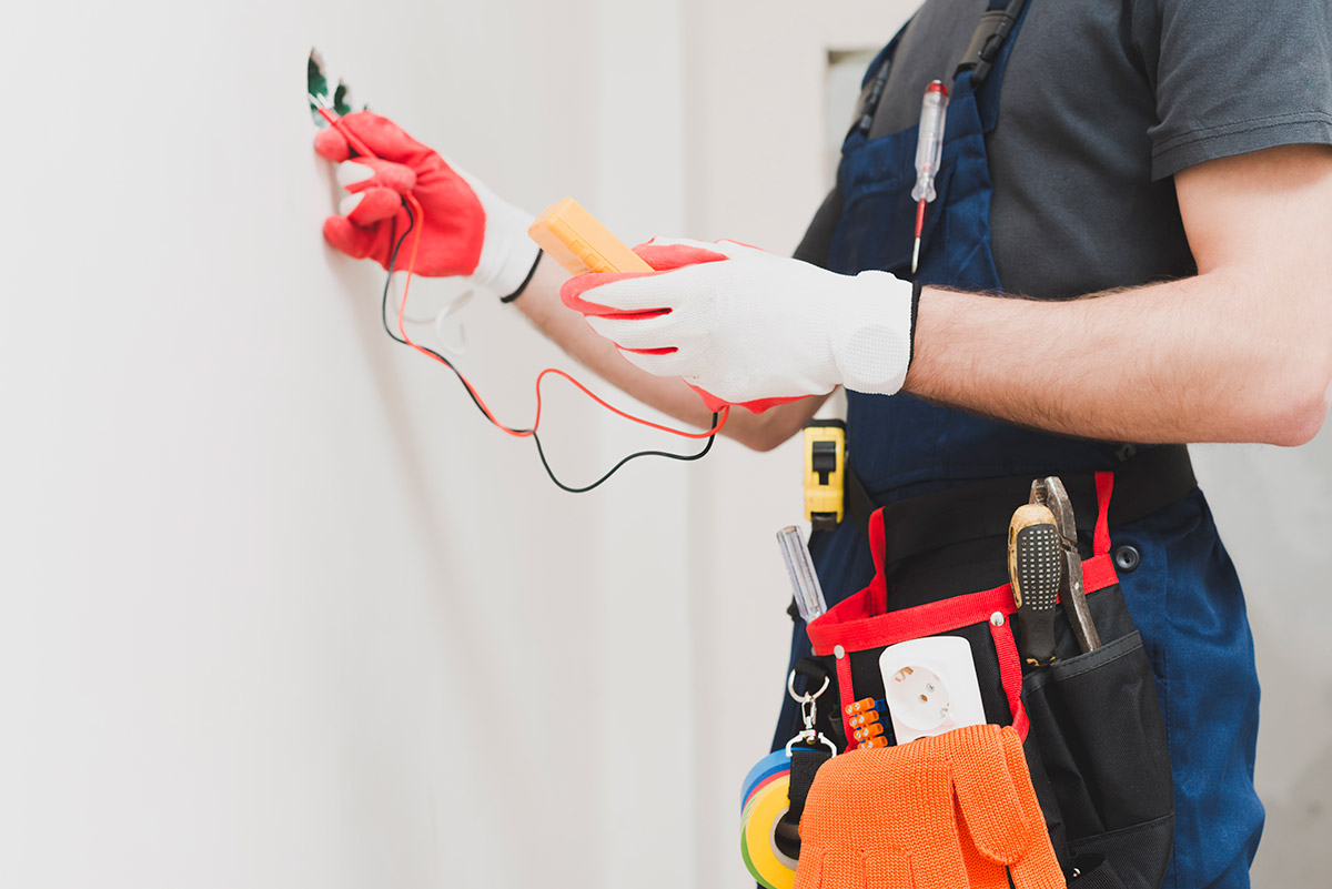 ¿Qué herramientas debe poseer un electricista profesional?