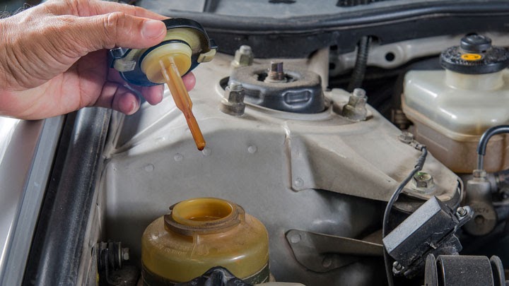 ¿Sabes qué tipo de líquido de dirección hidráulica lleva la dirección de tu automóvil?