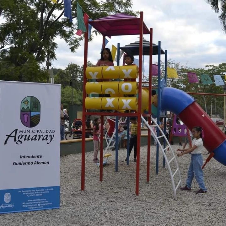 Juegos de plaza en la Plaza Central Martin Miguel de Güemes en Salta