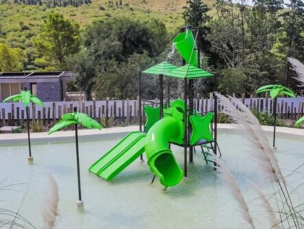 Niños disfrutando juegos de agua seguros de Plasticos Rotomundo