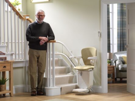 silla electrica para escaleras en una casa moderna