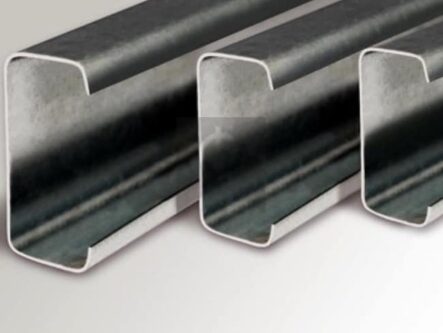 outlet de chapas para techo en herramat con remanentes en varios colores y medidas, junto a perfiles C y canos estructurales para construccion.