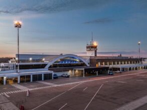 iluminacion led en la nueva ala del aeropuerto internacional rosario islas malvinas realizada por transelec junto a signify con tecnologia eficiente y estandares aeroportuarios