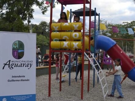 juegos de plaza infantiles con mangrullos y toboganes fabricados por plasticos rotomundo para espacios publicos y privados