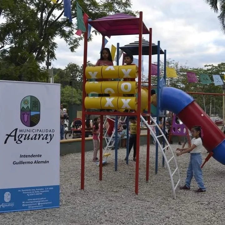 juegos de plaza infantiles con mangrullos y toboganes fabricados por plasticos rotomundo para espacios publicos y privados
