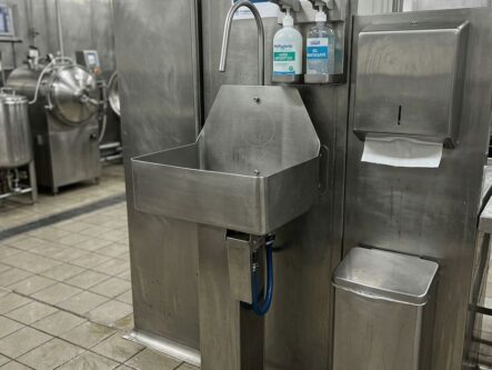 lava manos industrial de acero inoxidable aisi 304 utilizado en la industria alimenticia para garantizar higiene y seguridad sanitaria