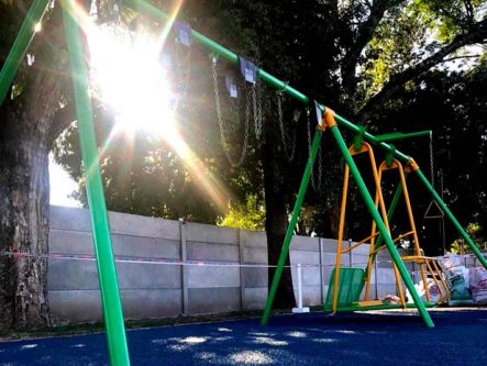 pisos antigolpes de caucho instalados en plaza infantil para amortiguar caidas y mejorar la seguridad en espacios de juego