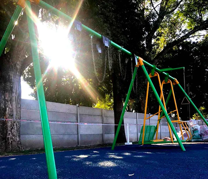 pisos antigolpes de caucho instalados en plaza infantil para amortiguar caidas y mejorar la seguridad en espacios de juego