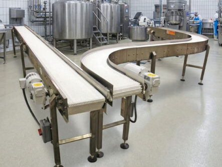 Cintas transportadoras industriales en funcionamiento para traslado continuo de materiales en linea de produccion
