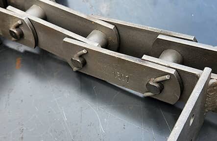 cadenas industriales metalicas utilizadas en maquinaria y sistemas de transporte para procesos productivos