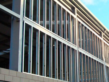 canos estructurales de acero utilizados en obras de construccion y proyectos industriales, disponibles en herramat