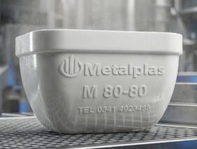 Cangilon plastico inyectado Metalplas M 80-80 para elevadores industriales de materiales a granel, resistente a la corrosion y de alta durabilidad