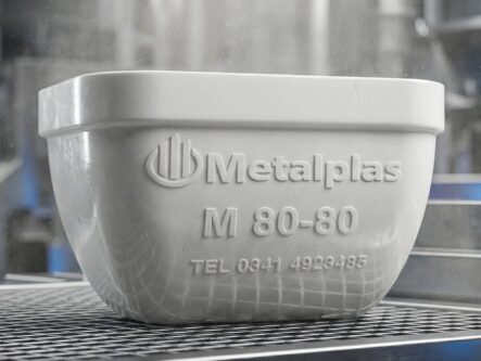 Cangilon plastico inyectado Metalplas M 80-80 para elevadores industriales de materiales a granel, resistente a la corrosion y de alta durabilidad