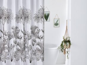 Cortinas de bano con diseno tropical en blanco y negro, resistentes a la humedad e ideales para banos modernos.
