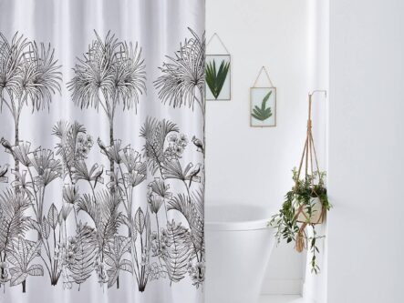 Cortinas de bano con diseno tropical en blanco y negro, resistentes a la humedad e ideales para banos modernos.