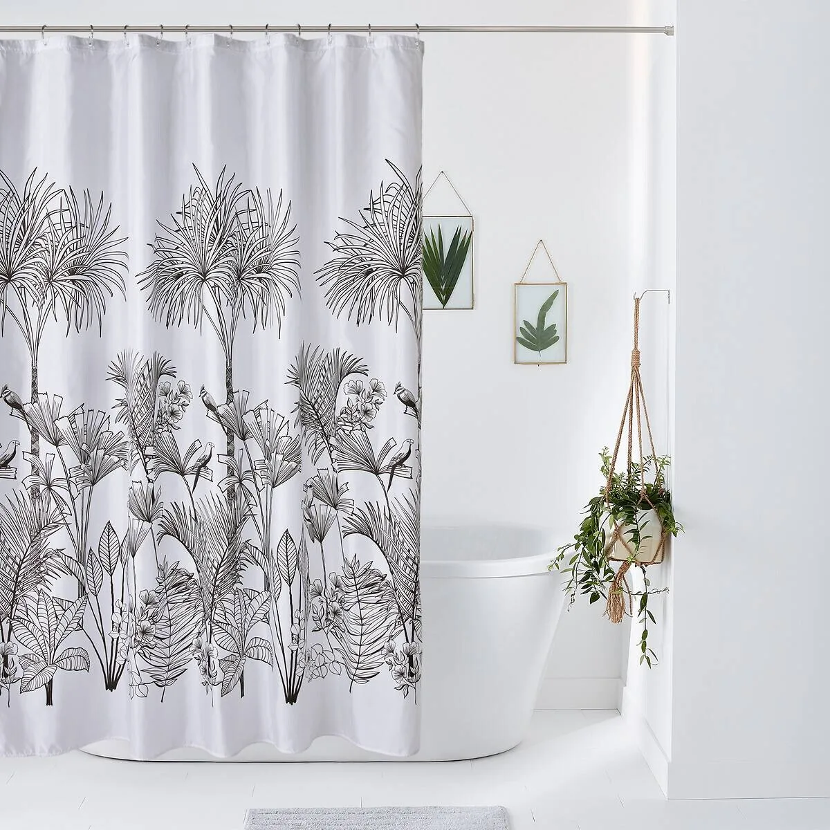 Cortinas de bano con diseno tropical en blanco y negro, resistentes a la humedad e ideales para banos modernos.