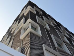Metal desplegado aplicado en fachada arquitectónica moderna, una solución resistente y decorativa para proyectos de construcción y diseno