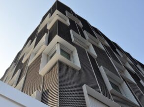Metal desplegado aplicado en fachada arquitectónica moderna, una solución resistente y decorativa para proyectos de construcción y diseno