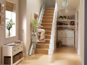 Salvaescaleras para personas mayores en hogar familiar, sistema de accesibilidad que facilita la movilidad y aumenta la seguridad de los adultos mayores