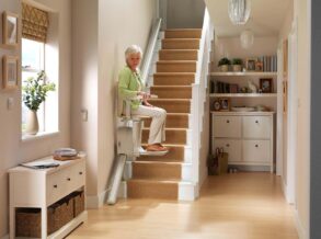 Salvaescaleras para personas mayores en hogar familiar, sistema de accesibilidad que facilita la movilidad y aumenta la seguridad de los adultos mayores