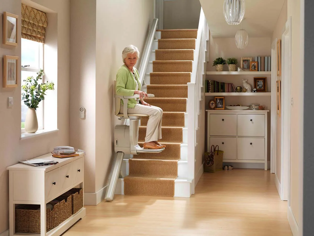 Salvaescaleras para personas mayores en hogar familiar, sistema de accesibilidad que facilita la movilidad y aumenta la seguridad de los adultos mayores