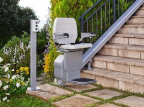 Silla salvaescaleras instalada en escalera exterior, una solucion practica y segura para personas mayores ofrecida por Ascensores Rosario.