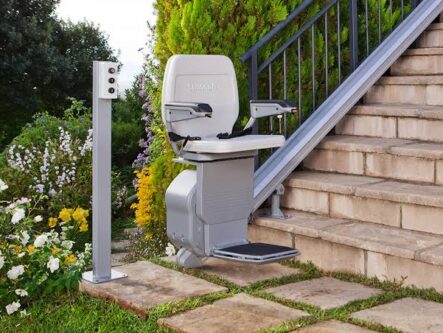 Silla salvaescaleras instalada en escalera exterior, una solucion practica y segura para personas mayores ofrecida por Ascensores Rosario.