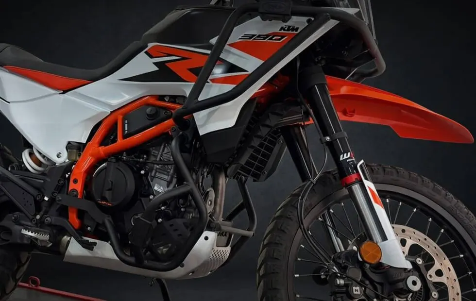 Accesorios esenciales para potenciar la KTM Adventure 390 R en cada viaje. Fotografía editorial relacionada con accesorios KTM Adventure 390 R. publicada en Noticias Web