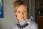 Andrea de Navarrete transforma cápsulas de café en joyas sustentables. Fotografía editorial relacionada con joyas sustentables cápsulas café. publicada en Noticias Web