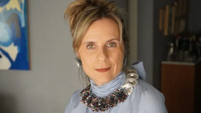 Andrea de Navarrete transforma cápsulas de café en joyas sustentables. Fotografía editorial relacionada con joyas sustentables cápsulas café. publicada en Noticias Web