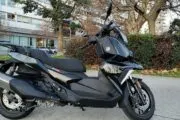 BMW C400X: el scooter urbano que combina agilidad, lujo y tecnología avanzada. Fotografía editorial relacionada con BMW C400X scooter. publicada en Noticias Web