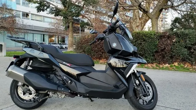 BMW C400X: el scooter urbano que combina agilidad, lujo y tecnología avanzada. Fotografía editorial relacionada con BMW C400X scooter. publicada en Noticias Web