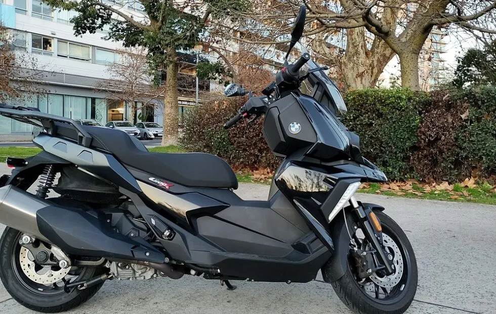 BMW C400X: el scooter urbano que combina agilidad, lujo y tecnología avanzada. Fotografía editorial relacionada con BMW C400X scooter. publicada en Noticias Web