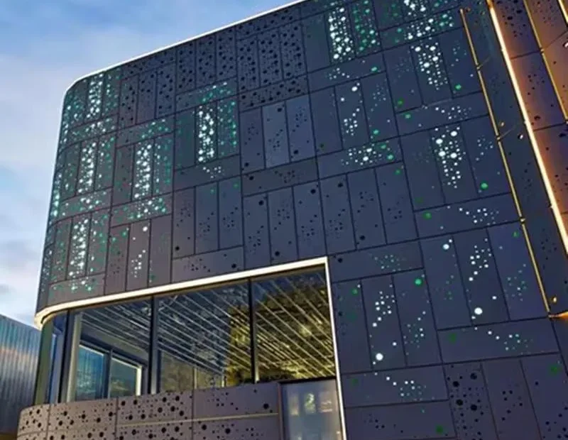 Chapas perforadas decorativas: la tendencia metálica que redefine la arquitectura. Imagen destacada sobre chapas perforadas decorativas. publicada en Noticias Web
