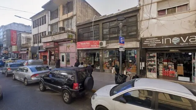Condenaron a 18 años a cuatro hombres por secuestrar y abusar de una joven en Once. Fotografía editorial relacionada con Condenaron años cuatro hombres secuestrar. publicada en Not