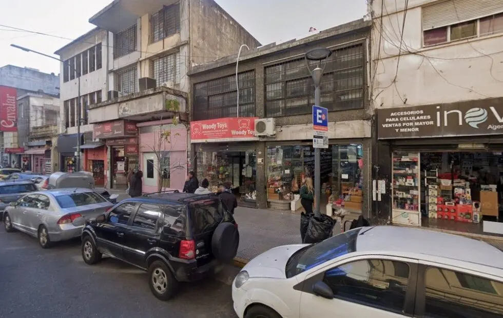 Condenaron a 18 años a cuatro hombres por secuestrar y abusar de una joven en Once. Fotografía editorial relacionada con Condenaron años cuatro hombres secuestrar. publicada en Not