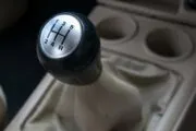 Conducir un auto manual podría mantener el cerebro más activo, según un. Fotografía editorial relacionada con conducción manual y cerebro. publicada en Noticias Web
