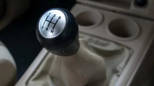 Conducir un auto manual podría mantener el cerebro más activo, según un. Fotografía editorial relacionada con conducción manual y cerebro. publicada en Noticias Web