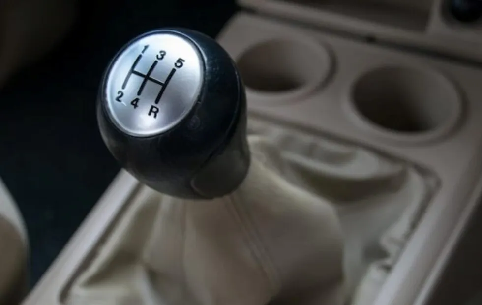 Conducir un auto manual podría mantener el cerebro más activo, según un. Fotografía editorial relacionada con conducción manual y cerebro. publicada en Noticias Web