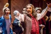 Cyrano vuelve al San Martín con Gabriel Goity en una puesta visualmente impactante. Fotografía editorial relacionada con Cyrano Gabriel Goity. publicada en Noticias Web