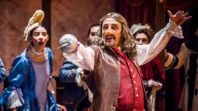 Cyrano vuelve al San Martín con Gabriel Goity en una puesta visualmente impactante. Fotografía editorial relacionada con Cyrano Gabriel Goity. publicada en Noticias Web