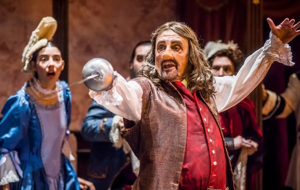 Cyrano vuelve al San Martín con Gabriel Goity en una puesta visualmente impactante. Fotografía editorial relacionada con Cyrano Gabriel Goity. publicada en Noticias Web