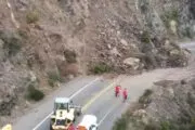 Derrumbe en el Camino de los Siete Lagos: cortaron la Ruta 40. Fotografía editorial relacionada con derrumbe Camino de los Siete Lagos. publicada en Noticias Web