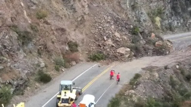 Derrumbe en el Camino de los Siete Lagos: cortaron la Ruta 40. Fotografía editorial relacionada con derrumbe Camino de los Siete Lagos. publicada en Noticias Web
