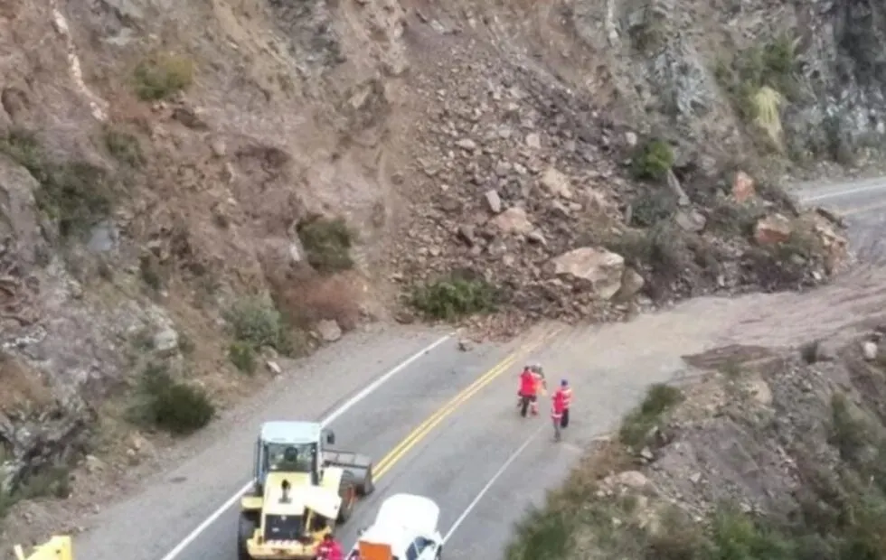 Derrumbe en el Camino de los Siete Lagos: cortaron la Ruta 40. Fotografía editorial relacionada con derrumbe Camino de los Siete Lagos. publicada en Noticias Web