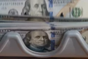 El dólar blue se mantiene estable y marca la tendencia cambiaria de julio. Fotografía editorial relacionada con dólar blue hoy. publicada en Noticias Web