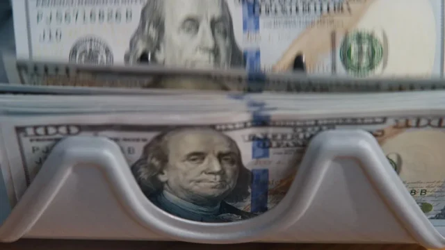 El dólar blue se mantiene estable y marca la tendencia cambiaria de julio. Fotografía editorial relacionada con dólar blue hoy. publicada en Noticias Web