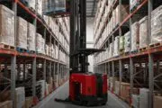 El Raymond 7730 Reach Truck optimiza depósitos con pasillos angostos y gran altura. Imagen destacada sobre Raymond 7730 Reach Truck. publicada en Noticias Web