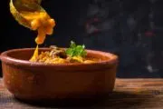 Escapadas bonaerenses por el 9 de julio: locro, empanadas, vino y música en cada. Fotografía editorial relacionada con escapadas 9 de julio Buenos Aires. publicada en Noticias Web