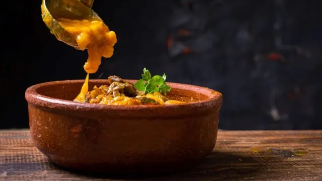 Escapadas bonaerenses por el 9 de julio: locro, empanadas, vino y música en cada. Fotografía editorial relacionada con escapadas 9 de julio Buenos Aires. publicada en Noticias Web